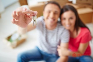 hand_close_up_of_man_holding_a_key_1098_1980 (1).jpg